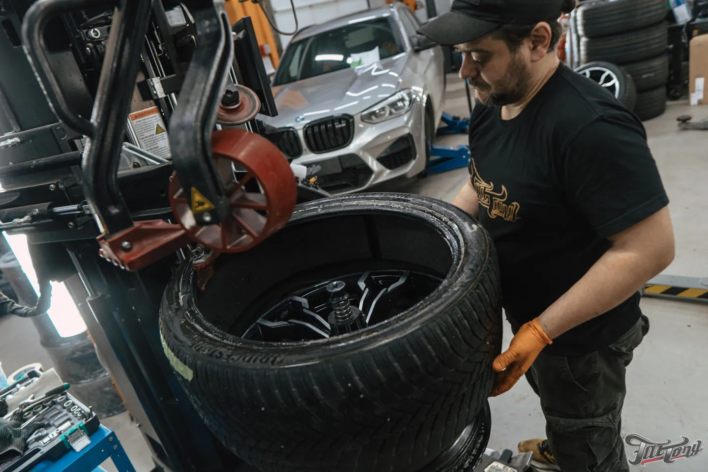 Фирменный Шиномонтаж на вибростенде с адаптацией и балансировкой для BMW X3 M на оборудовании Hunter